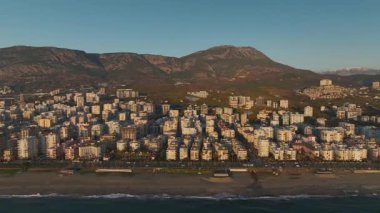 Sakin ve resimli bir şehir-deniz bağlantısı.