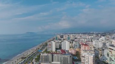 Huzurlu ve canlı bir deniz manzarası..
