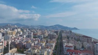 Sakin ve dinamik bir şehir-deniz karışımı..