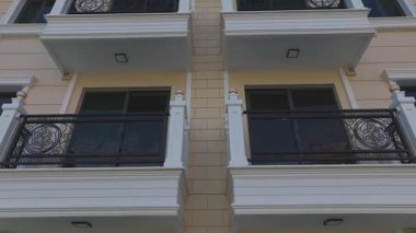 Huzurlu ve canlı bir mimari aydınlatma.