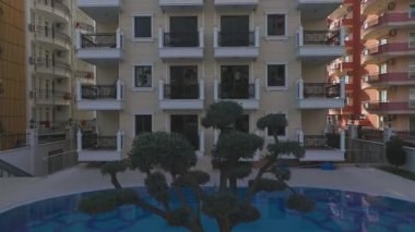 Birinci sınıf bir sahil bölgesinde çarpıcı bir mimari..