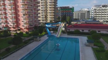 Huzurlu ve zarif bir yüzme özelliği.