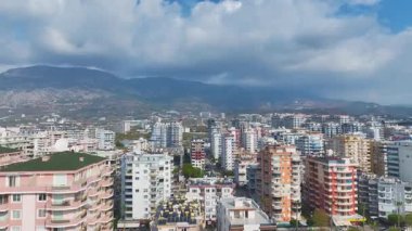 Şehir hayatı ve doğanın birleşiminin çarpıcı bir görüntüsü..