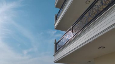 Sakin bir sahil ortamında zarif bir tasarım..