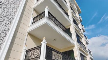 Huzurlu ve şık bir deniz kenarı özelliği.