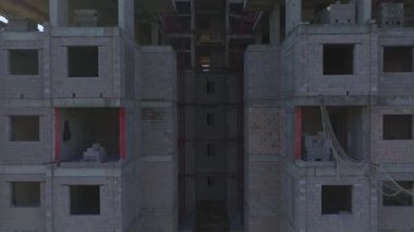 Düzenli ve dinamik yapılanma süreci.