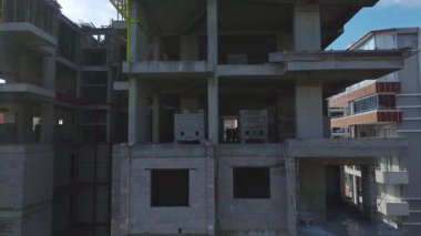 Canlı ve aktif bir inşaat sahnesi.