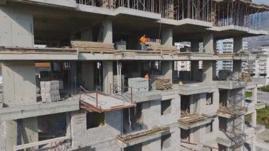 Çeşitli inşaat çalışmalarının ayrıntılı bir görüntüsü.