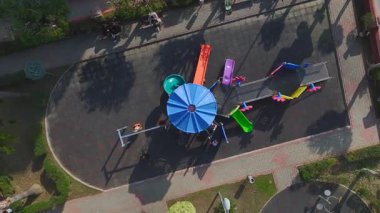 Canlı ve dinamik bir oyun alanı.