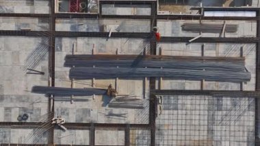 Canlı ve detaylı bir endüstri sahnesi.