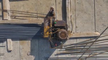 Canlı ve iyi organize edilmiş bir şantiye..