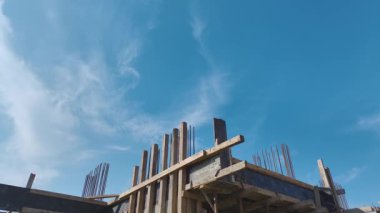 Dinamik ve yoğun bir inşaat görünümü.