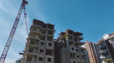 Canlı ve verimli bir inşaat sahnesi..