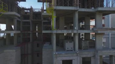 Dinamik ve detaylı bir inşaat alanı.