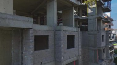 Dinamik ve hareketli bir bina sahnesi.