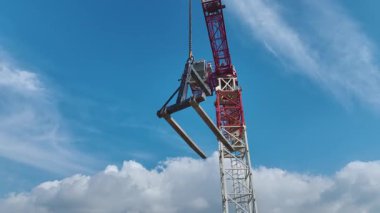 Dinamik ve resimli bir inşaat sahnesi.