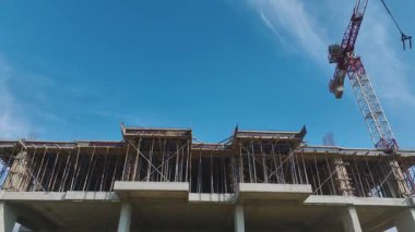 Canlı ve organize inşaat manzarası.