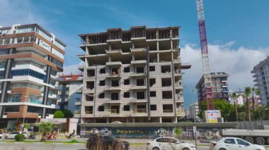 Canlı ve detaylı inşaat faaliyeti.