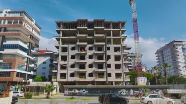 Metal işçiliği ve vinç operasyonlarının dinamik sahnesi.