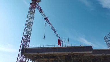 Canlı ve verimli bir inşaat operasyonu..