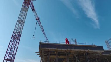 Dinamik ve endüstriyel bir çalışma sahnesi.