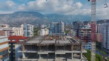 Canlı ve verimli bir sanayi manzarası..