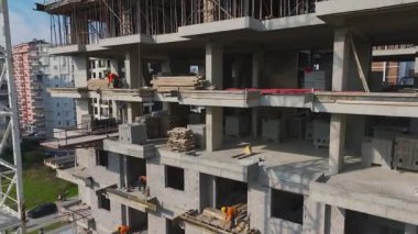 Kalabalık ve organize bir sanayi bölgesi.