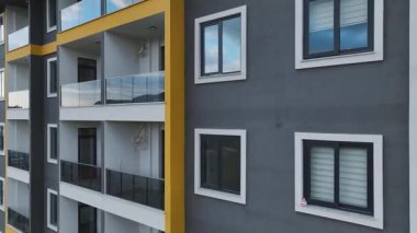 Canlı ve dingin bir mimari görünüm.