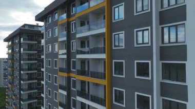 Şık ve atmosferik şehir manzarası.