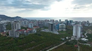 Sakin ve canlı bir şehir manzarası..