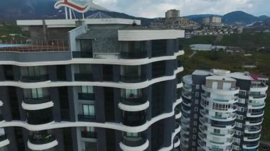 Sakin ve atmosferik şehir manzarası.