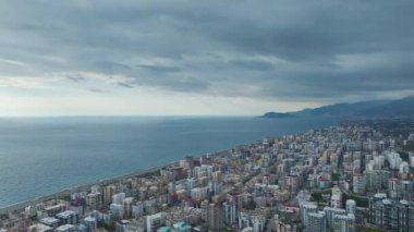 Resimli ve dramatik bir şehir manzarası.