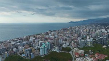 Canlı ve atmosferik şehir manzarası.