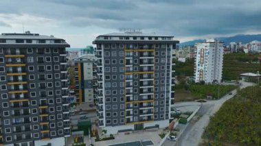 Parlak ve atmosferik bir zemin.