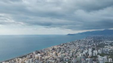 Resimli ve atmosferik şehir arkaplanı.