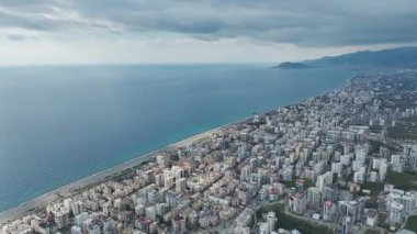 Şehrin dinamik ve manzaralı manzarası.