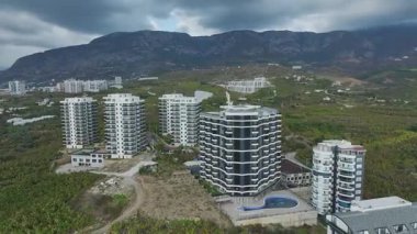 Sakin ve detaylı bir şehir manzarası.