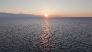 Huzurlu ve resimli bir okyanus manzarası.