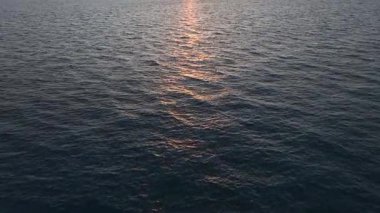 Huzurlu ve resimli bir deniz manzarası.