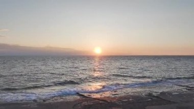 Huzurlu ve büyüleyici bir okyanus manzarası.