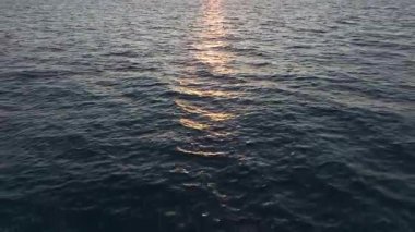 Sakin ve canlı bir sahil manzarası..