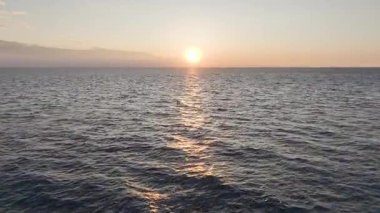 Huzurlu ve büyüleyici bir deniz kenarı anı.