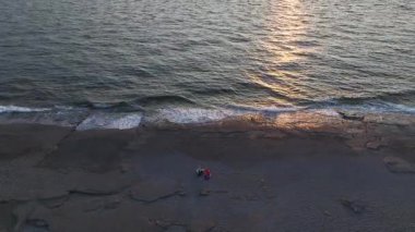 Huzurlu ve canlı bir okyanus manzarası.