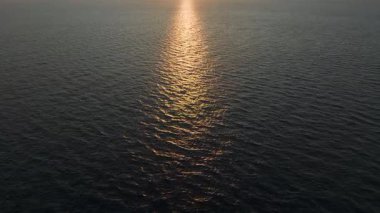 Huzurlu ve huzurlu bir okyanus anı.