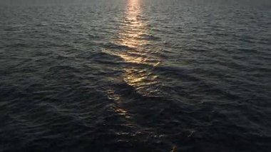 Huzurlu ve büyüleyici bir kıyı manzarası.