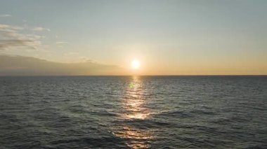 Huzurlu ve mükemmel bir okyanus manzarası.