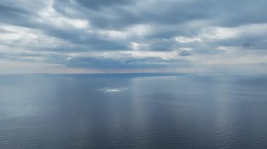 Büyüleyici ve sakin bir deniz manzarası.