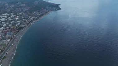 Canlı ve dinamik bir şehir perspektifi.