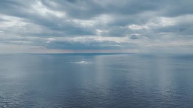 Büyülü ve manzaralı bir okyanus anı.