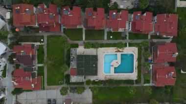 Huzurlu ve büyüleyici bir kıyı manzarası.